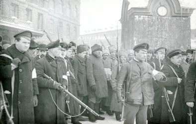 Revolusjonær milits arresterer politimenn, februar 1917